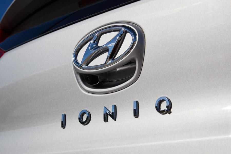 Логотип Hyundai IONIQ plug-in (AE) 2018 года  (AU) (фото 37 из 40)